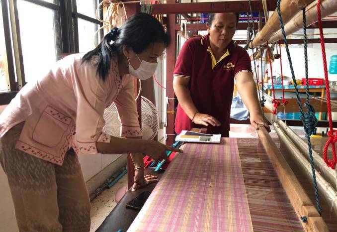 นครพนม ติดตามสนับสนุนการพัฒนาภูมิปัญญาผ้าไทยตามโครงการสืบสานพระราชปณิธาน “นาหว้าโมเดล” ในโอกาสครบรอบ 50 ปี โครงการศิลปาชีพ
