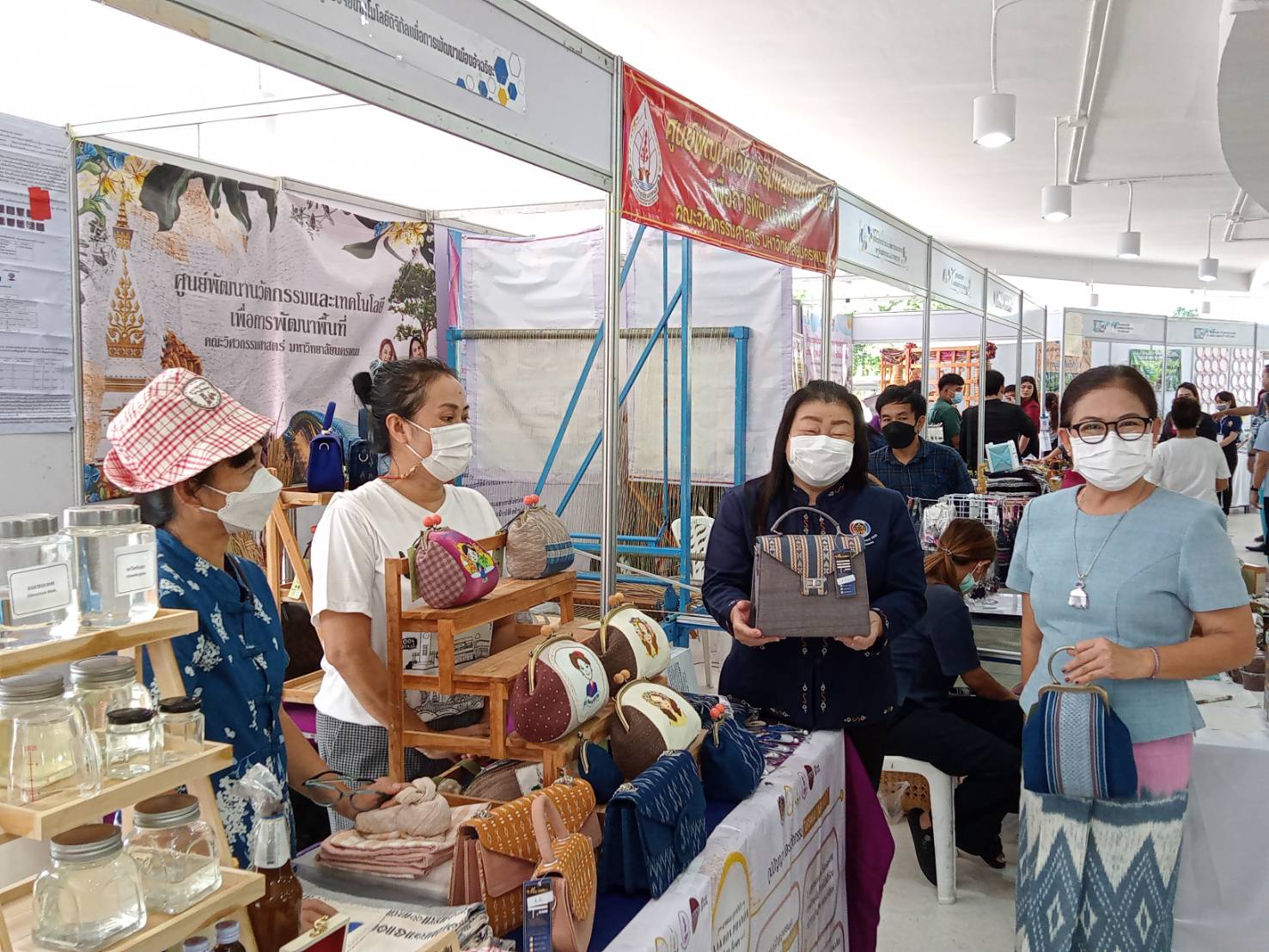 นครพนม บูรณาการความร่วมมือภาคีเครือข่ายพัฒนา มหาวิทยาลัยนครพนม นำผลงานวิจัยที่สนับสนุนพัฒนาต่อยอดผลิตภัณฑ์ชุมชนและชุมชนท่องเที่ยวในพื้นที่จังหวัดนครพนม สู่การสร้างงาน สร้างรายได้ สร้างอาชีพอย่างยั่งยืน