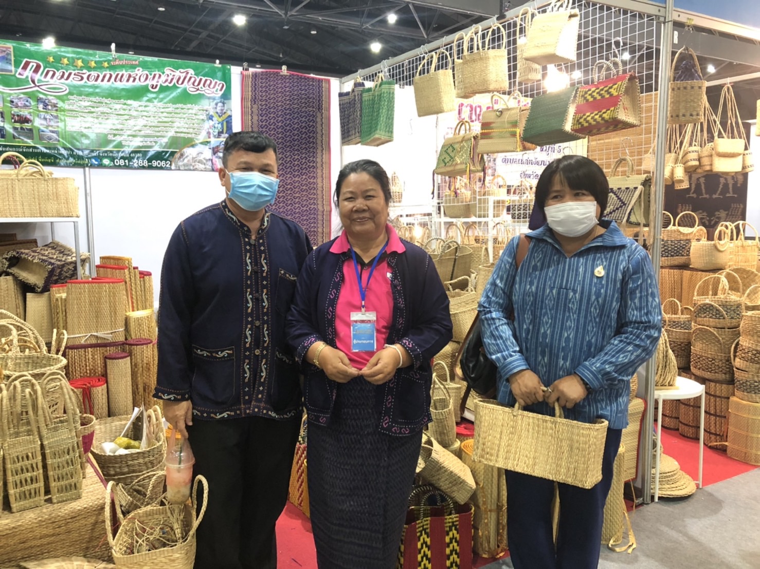 นครพนม ยกทัพผลิตภัณฑ์ OTOP 3 -5 ดาว ร่วมจำหน่ายในงาน OTOP ศิลปาชีพประทีปไทย ก้าวไกลด้วยพระบารมี “ผ้าทอไทย สายใยแห่งพระบารมี สร้างอาชีพ ปวงประชาอย่างยั่งยืน”