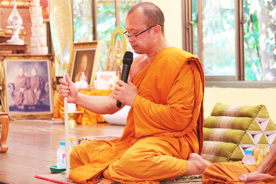 นครพนม ถวายเทียนพรรษา และตู้ยาสามัญ