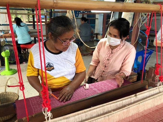 นครพนม ติดตามสนับสนุนการพัฒนาภูมิปัญญาผ้าไทยตามโครงการสืบสานพระราชปณิธาน “นาหว้าโมเดล” ในโอกาสครบรอบ 50 ปี โครงการศิลปาชีพ