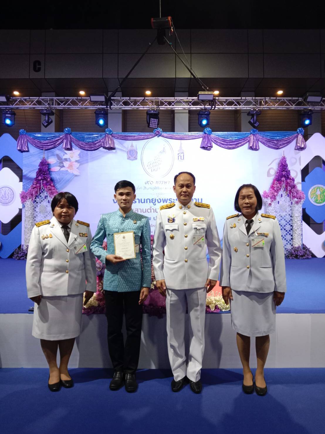 สมเด็จพระกนิษฐาธิราชเจ้า กรมสมเด็จพระเทพรัตนราชสุดา ฯ สยามบรมราชกุมารี เสด็จฯ แทนพระองค์ ไปทรงเปิดงานตรานกยูงพระราชทานสืบสานตำนานไหมไทย ครั้งที่ 17 ประจำปี 2565
