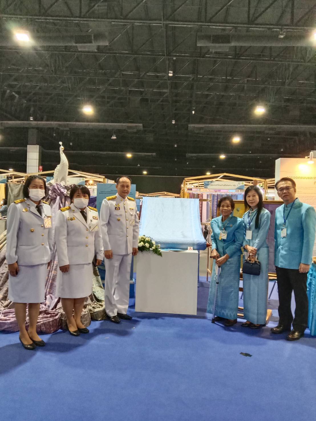 สมเด็จพระกนิษฐาธิราชเจ้า กรมสมเด็จพระเทพรัตนราชสุดา ฯ สยามบรมราชกุมารี เสด็จฯ แทนพระองค์ ไปทรงเปิดงานตรานกยูงพระราชทานสืบสานตำนานไหมไทย ครั้งที่ 17 ประจำปี 2565