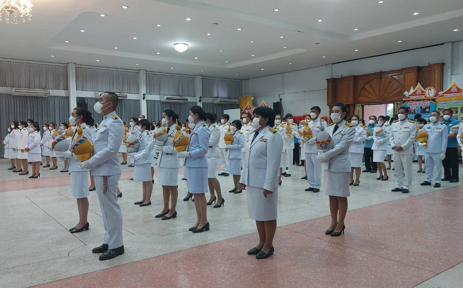 พสกนิกรจังหวัดนครพนม ประกอบพิธีจุดเทียนถวายพระพรชัยมงคลพระพันปีหลวง เนื่องในโอกาสวันเฉลิมพระชนมพรรษา 90 พรรษา