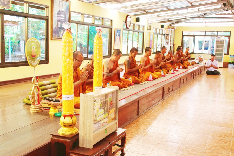 นครพนม ถวายเทียนพรรษา และตู้ยาสามัญ