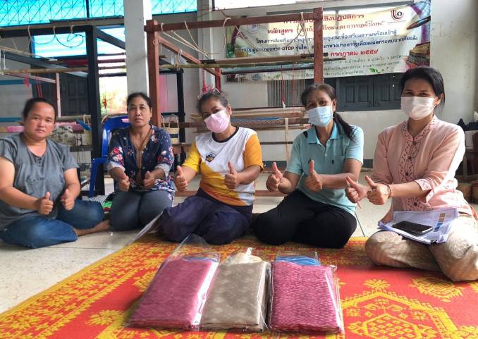 นครพนม ติดตามสนับสนุนการพัฒนาภูมิปัญญาผ้าไทยตามโครงการสืบสานพระราชปณิธาน “นาหว้าโมเดล” ในโอกาสครบรอบ 50 ปี โครงการศิลปาชีพ