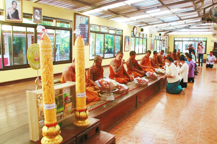 นครพนม ถวายเทียนพรรษา และตู้ยาสามัญ