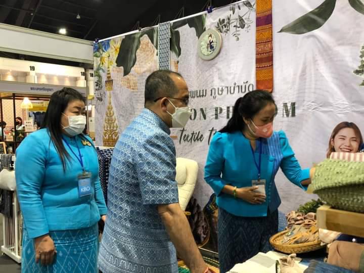 อธิบดีกรมการพัฒนาชุมชน เยี่ยมชมการจัดแสดงและจำหน่ายผลิตภัณฑ์ OTOP ในงาน OTOP ศิลปาชีพประทีปไทย ก้าวไกลด้วยพระบารมี “ผ้าทอไทย สายใยแห่งพระบารมี สร้างอาชีพ ปวงประชาอย่างยั่งยืน”