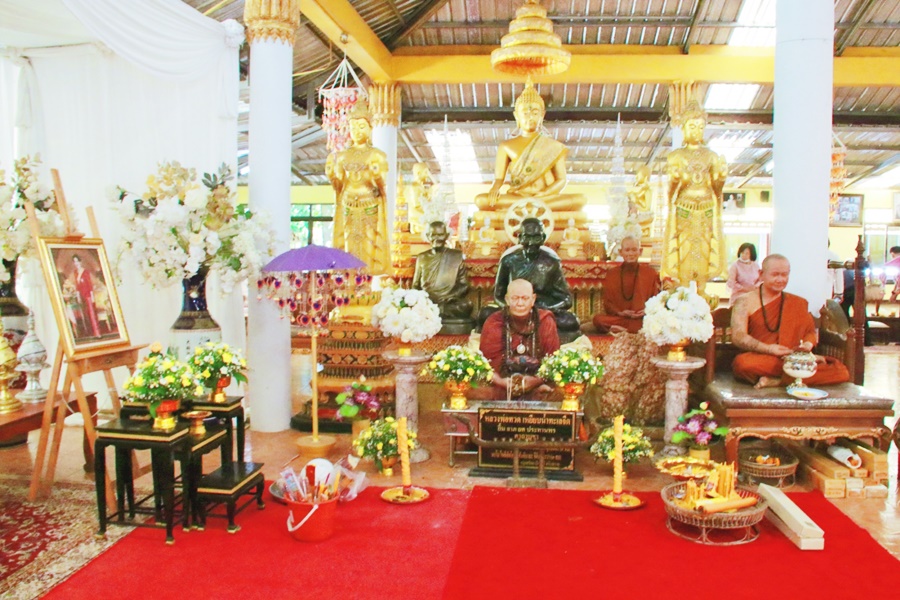 นครพนม ถวายเทียนพรรษา และตู้ยาสามัญ