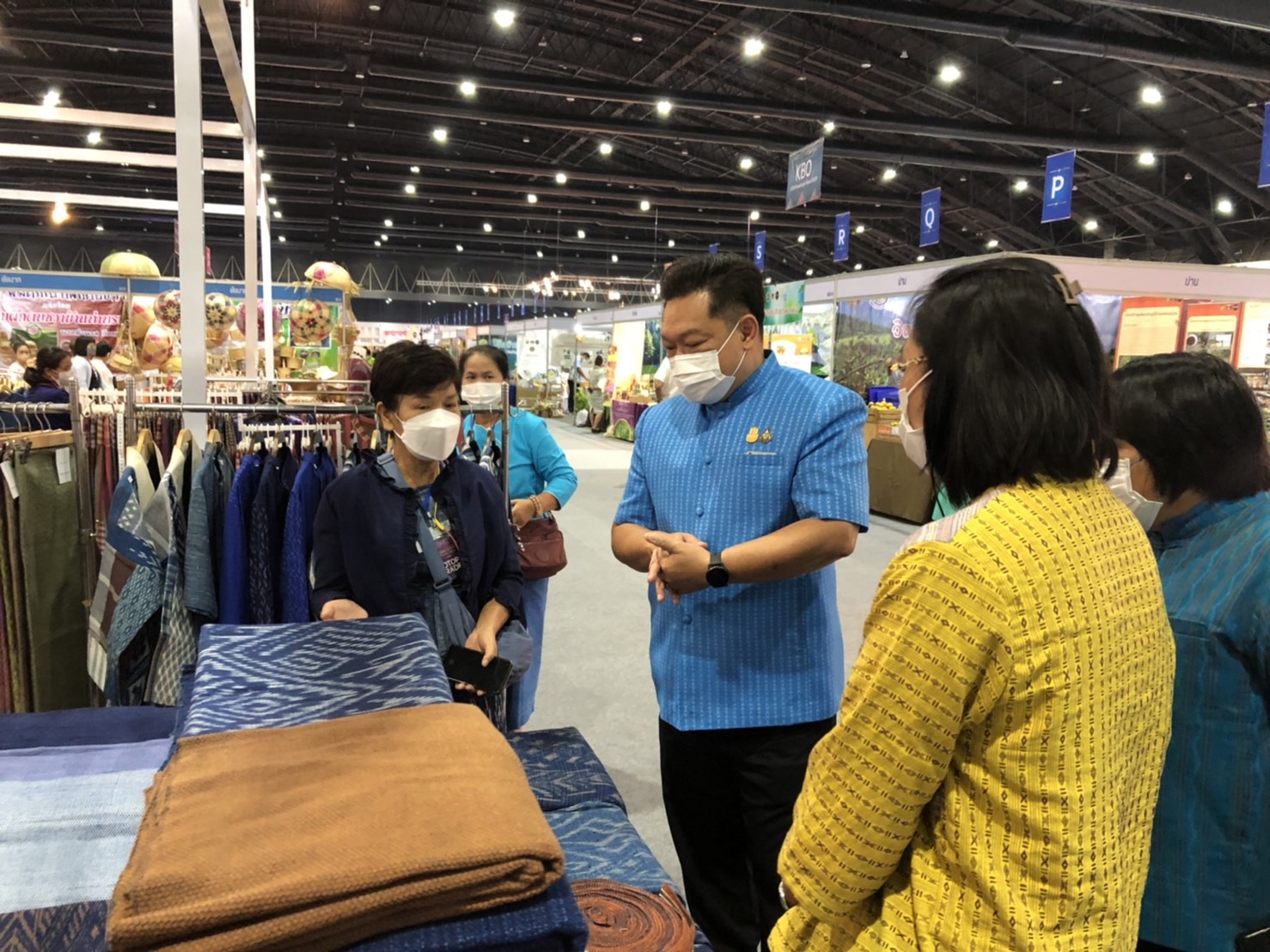 นครพนม ยกทัพผลิตภัณฑ์ OTOP 3 -5 ดาว ร่วมจำหน่ายในงาน OTOP ศิลปาชีพประทีปไทย ก้าวไกลด้วยพระบารมี “ผ้าทอไทย สายใยแห่งพระบารมี สร้างอาชีพ ปวงประชาอย่างยั่งยืน”