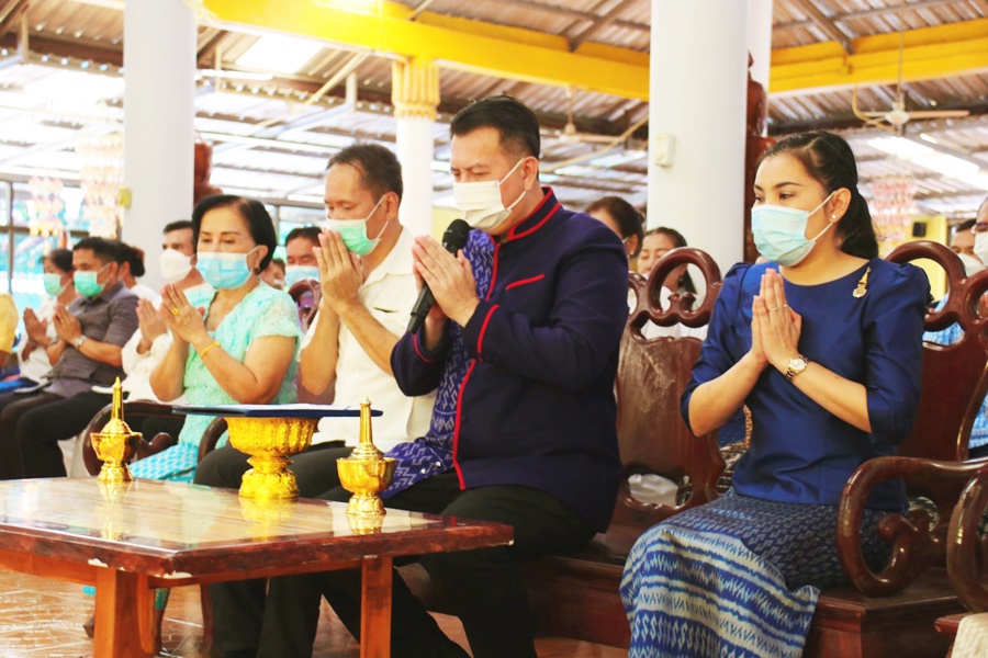นครพนม ถวายเทียนพรรษา และตู้ยาสามัญ