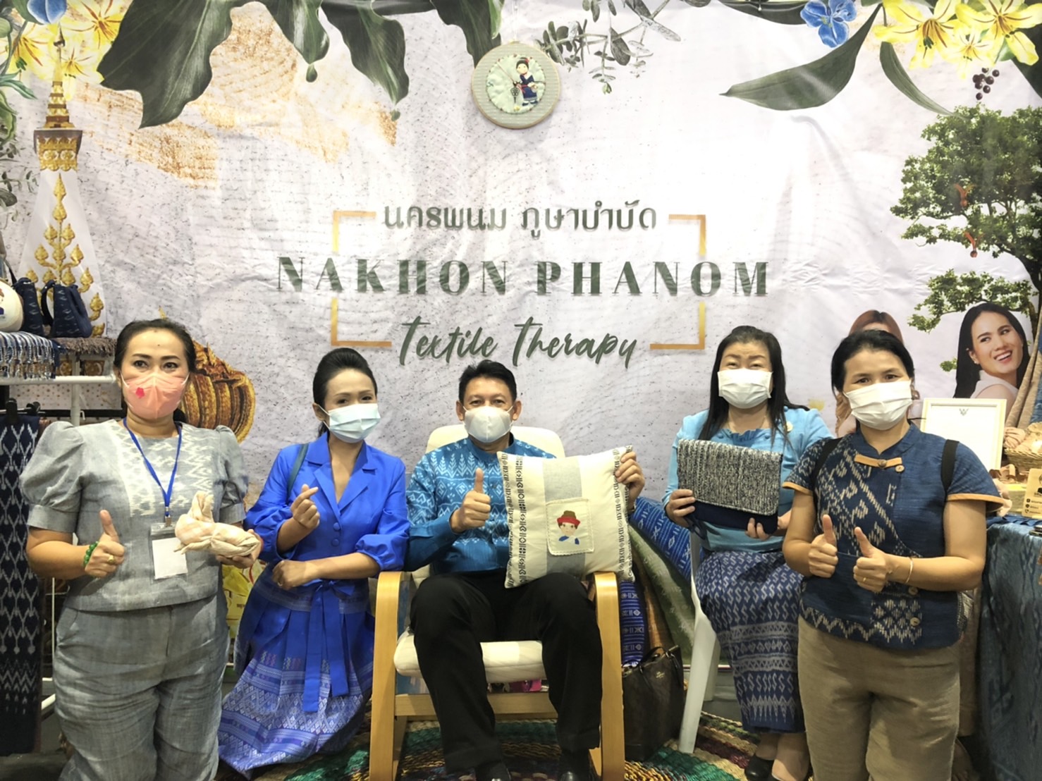 นครพนม ยกทัพผลิตภัณฑ์ OTOP 3 -5 ดาว ร่วมจำหน่ายในงาน OTOP ศิลปาชีพประทีปไทย ก้าวไกลด้วยพระบารมี “ผ้าทอไทย สายใยแห่งพระบารมี สร้างอาชีพ ปวงประชาอย่างยั่งยืน”