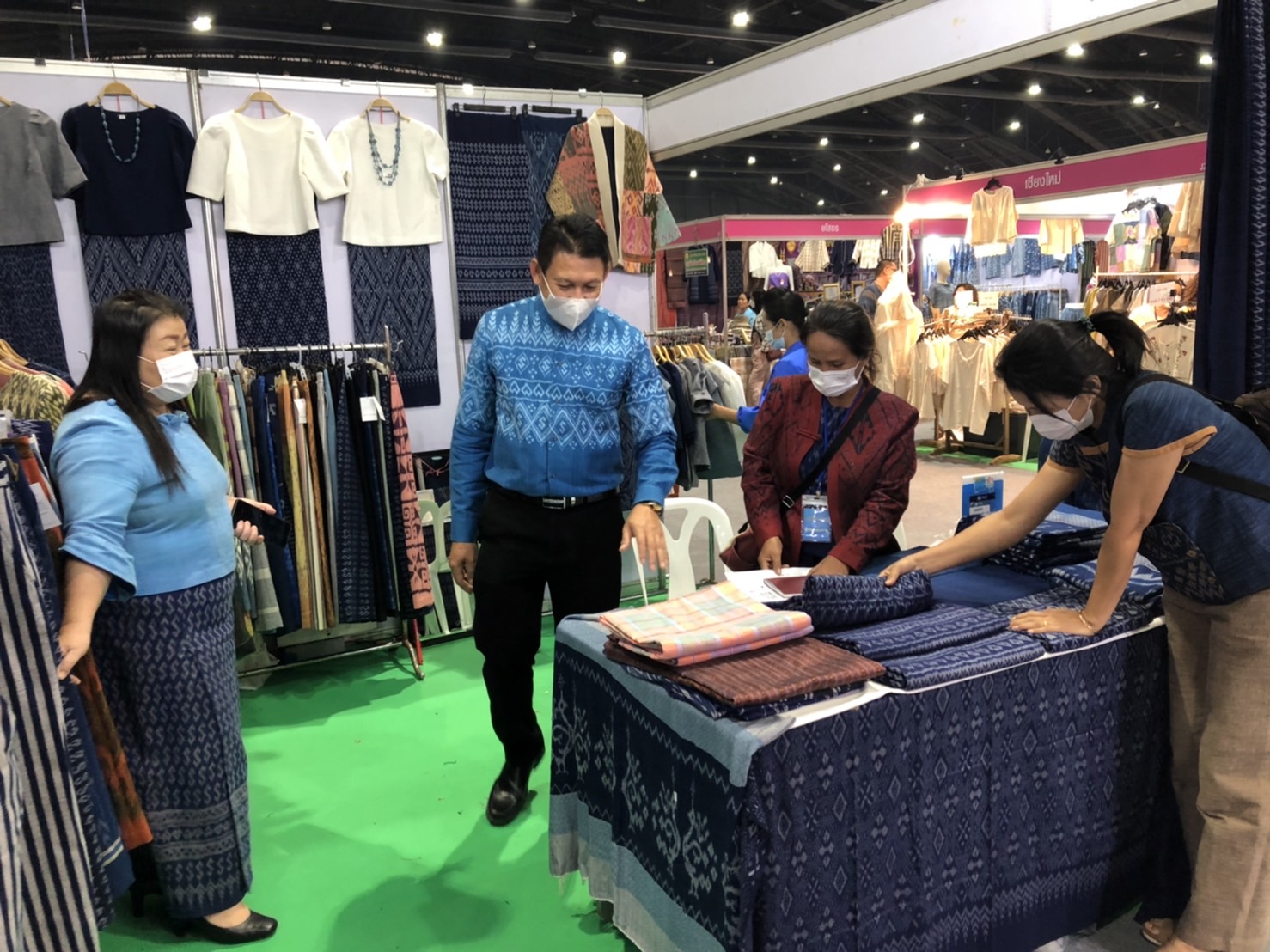 นครพนม ยกทัพผลิตภัณฑ์ OTOP 3 -5 ดาว ร่วมจำหน่ายในงาน OTOP ศิลปาชีพประทีปไทย ก้าวไกลด้วยพระบารมี “ผ้าทอไทย สายใยแห่งพระบารมี สร้างอาชีพ ปวงประชาอย่างยั่งยืน”