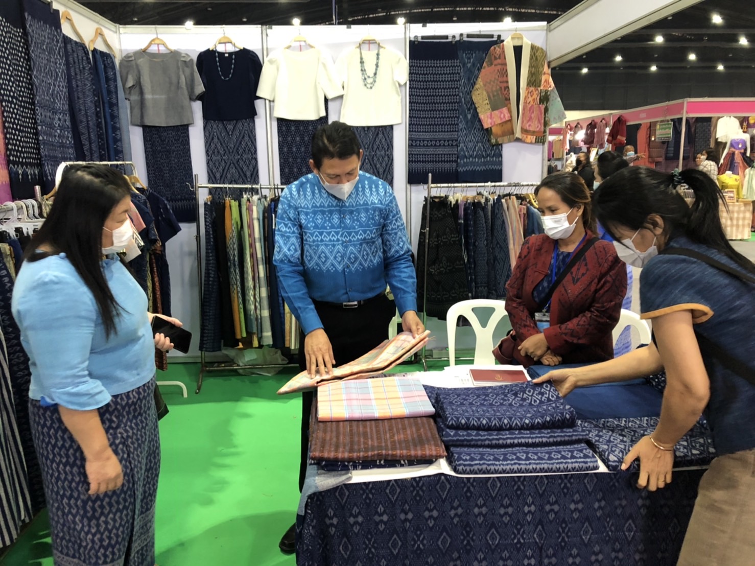 นครพนม ยกทัพผลิตภัณฑ์ OTOP 3 -5 ดาว ร่วมจำหน่ายในงาน OTOP ศิลปาชีพประทีปไทย ก้าวไกลด้วยพระบารมี “ผ้าทอไทย สายใยแห่งพระบารมี สร้างอาชีพ ปวงประชาอย่างยั่งยืน”