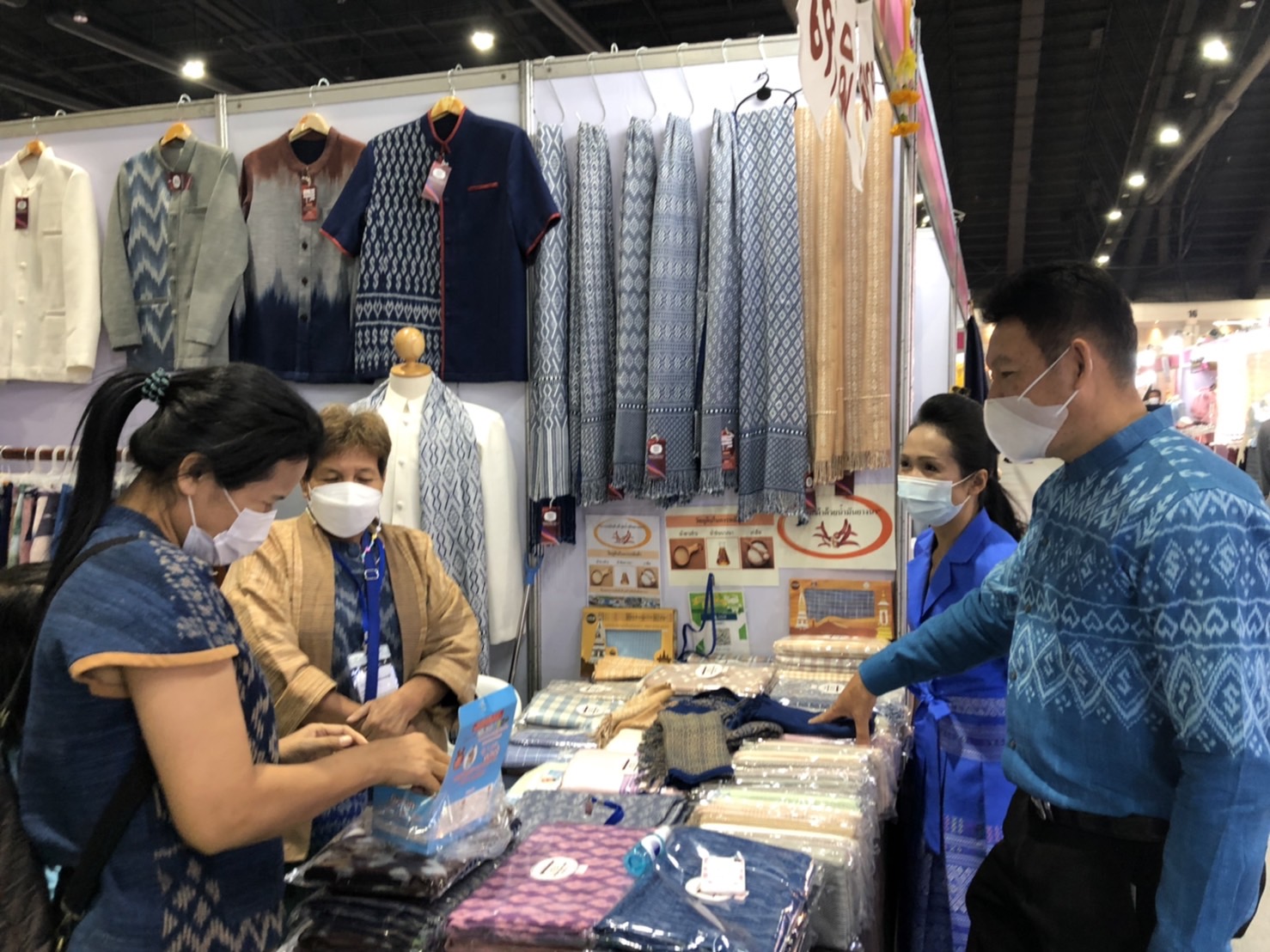 นครพนม ยกทัพผลิตภัณฑ์ OTOP 3 -5 ดาว ร่วมจำหน่ายในงาน OTOP ศิลปาชีพประทีปไทย ก้าวไกลด้วยพระบารมี “ผ้าทอไทย สายใยแห่งพระบารมี สร้างอาชีพ ปวงประชาอย่างยั่งยืน”
