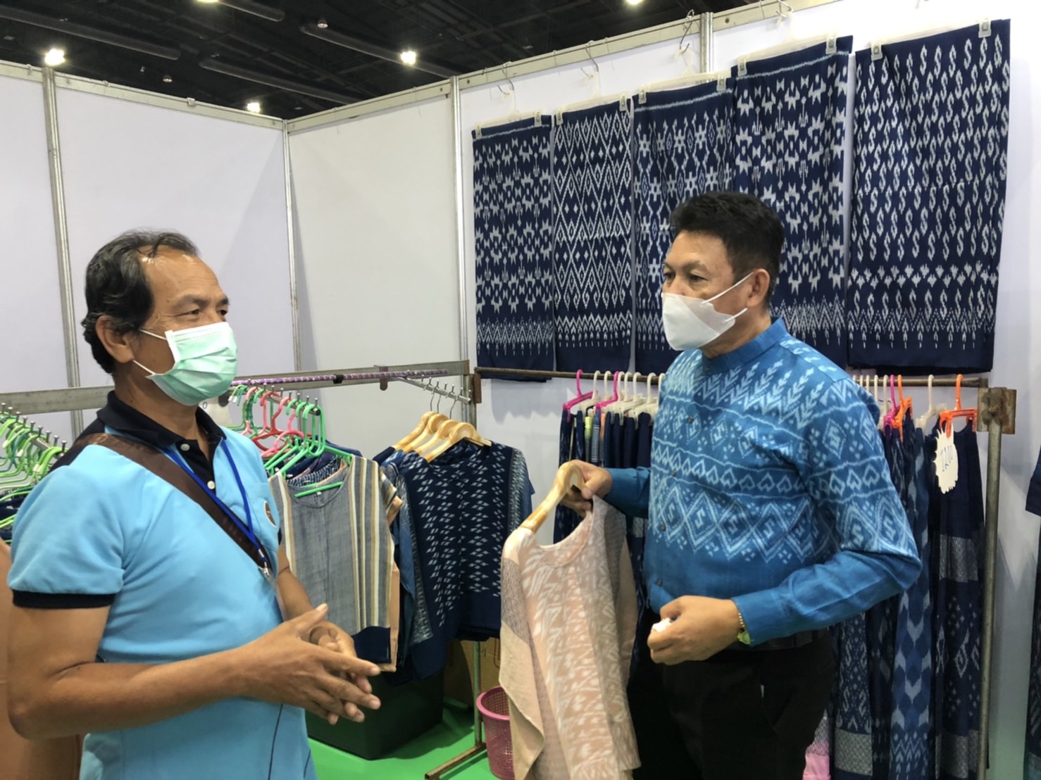 นครพนม ยกทัพผลิตภัณฑ์ OTOP 3 -5 ดาว ร่วมจำหน่ายในงาน OTOP ศิลปาชีพประทีปไทย ก้าวไกลด้วยพระบารมี “ผ้าทอไทย สายใยแห่งพระบารมี สร้างอาชีพ ปวงประชาอย่างยั่งยืน”