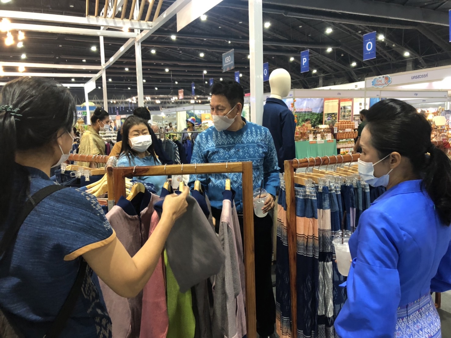 นครพนม ยกทัพผลิตภัณฑ์ OTOP 3 -5 ดาว ร่วมจำหน่ายในงาน OTOP ศิลปาชีพประทีปไทย ก้าวไกลด้วยพระบารมี “ผ้าทอไทย สายใยแห่งพระบารมี สร้างอาชีพ ปวงประชาอย่างยั่งยืน”