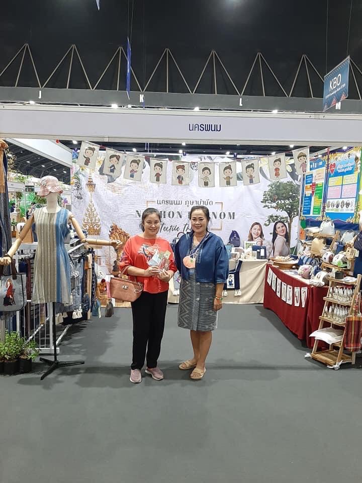 นครพนม ยกทัพผลิตภัณฑ์ OTOP 3 -5 ดาว ร่วมจำหน่ายในงาน OTOP ศิลปาชีพประทีปไทย ก้าวไกลด้วยพระบารมี “ผ้าทอไทย สายใยแห่งพระบารมี สร้างอาชีพ ปวงประชาอย่างยั่งยืน”