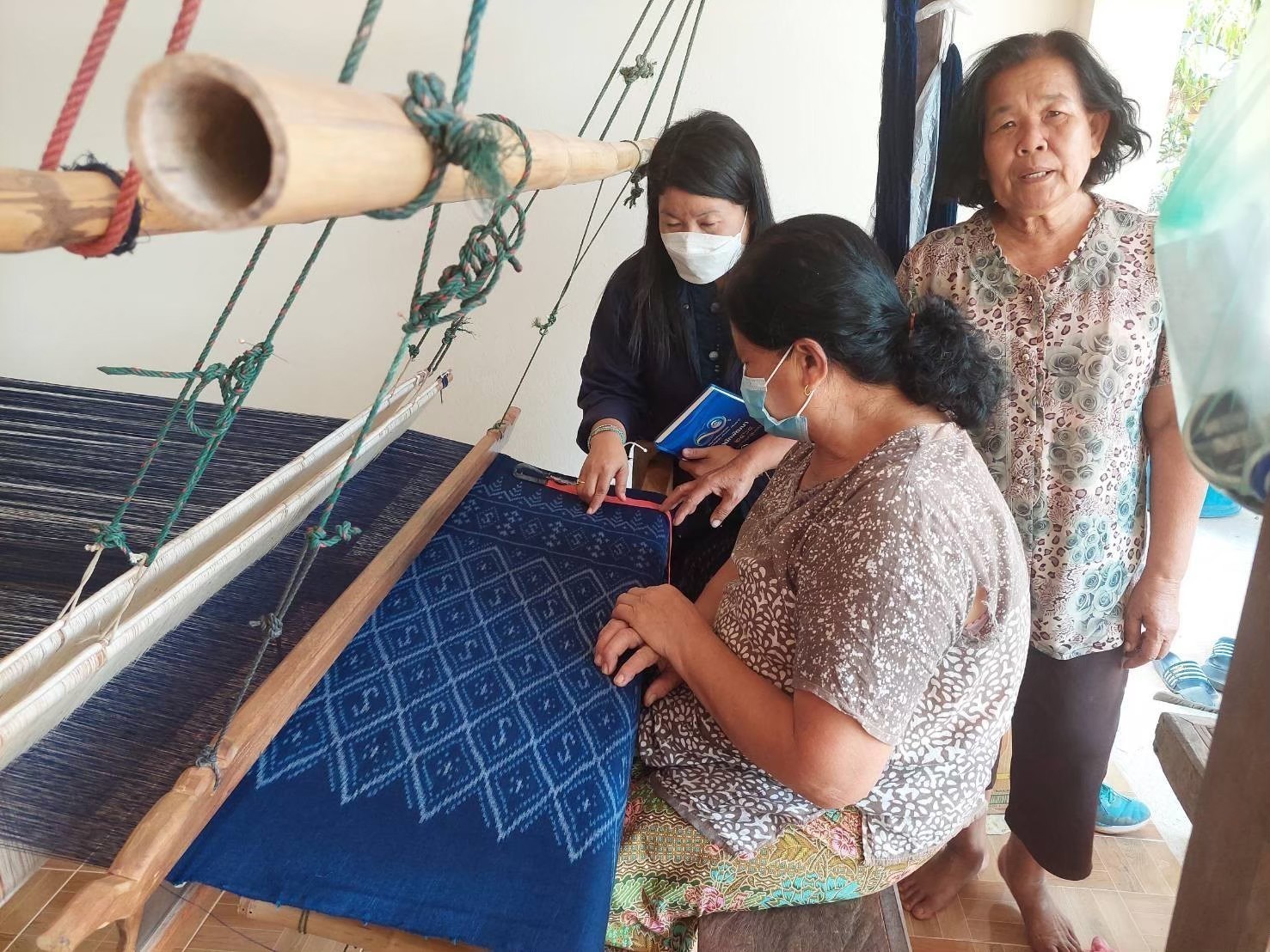 นครพนม เร่งสมัครประกวดผ้าลายพระราชทาน “ผ้าขิดลายนารีรัตนราชกัญญา” และงานหัตถกรรมที่นำลายพระราชทานไปต่อยอด