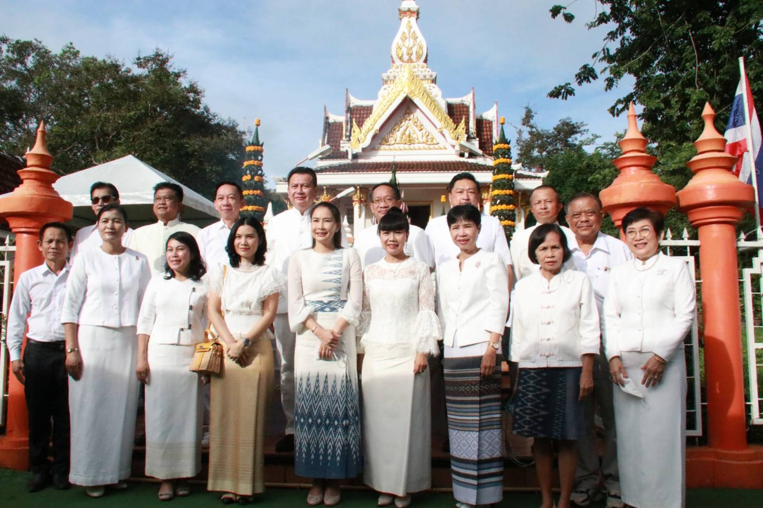 พ่อเมืองนครพนม นำบวงสรวงสิ่งศักดิ์สิทธิ์คู่บ้านคู่เมืองก่อนเริ่มงานประเพณีไหลเรือไฟ 2565