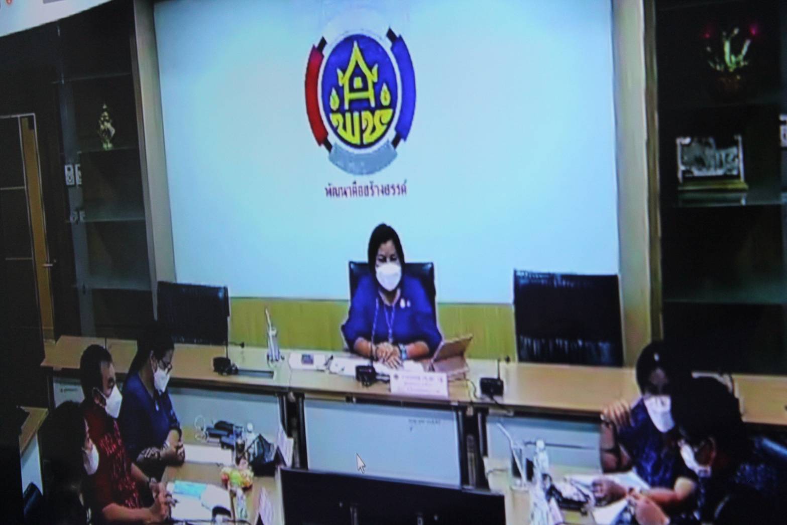 พช.นครพนม ร่วมประชุมซักซ้อมแนวทางการตรวจสอบบัญชีเงินฝากธนาคารและการยืนยันลูกหนี้กองทุนพัฒนาบทบาทสตรี