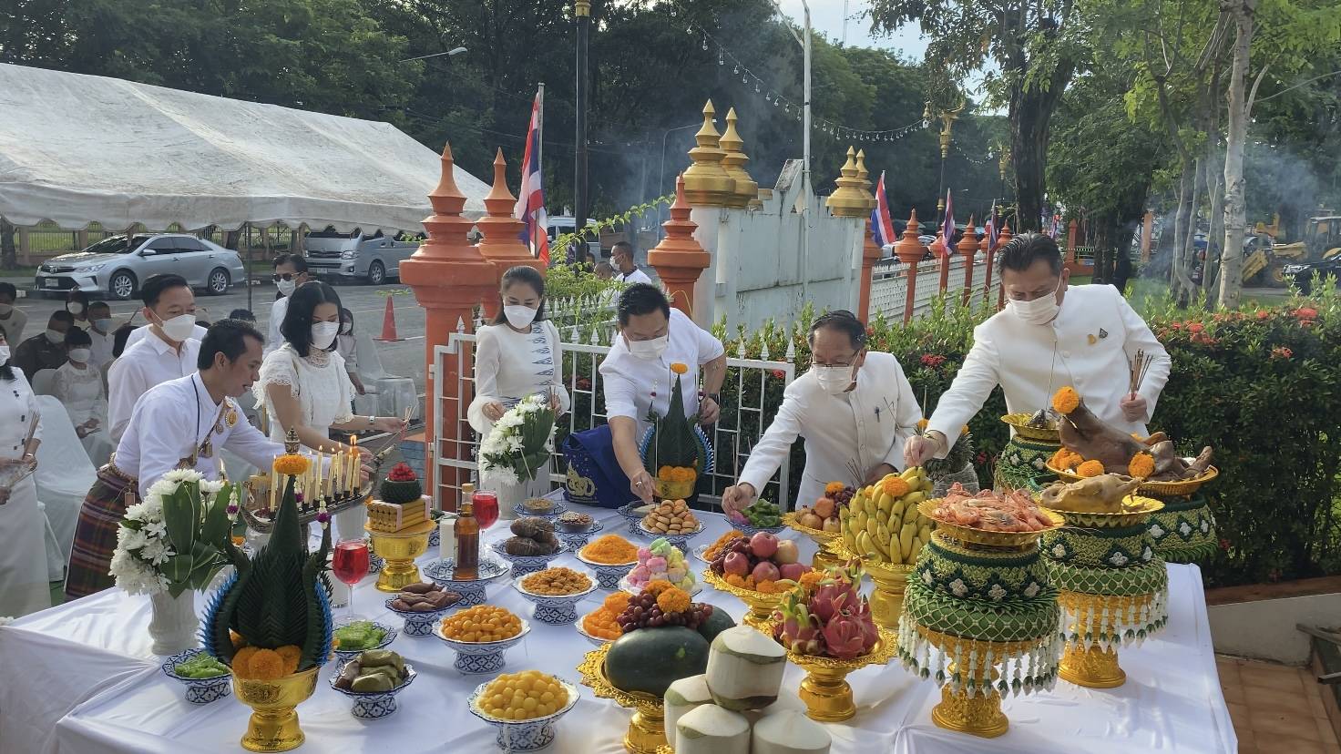 พ่อเมืองนครพนม นำบวงสรวงสิ่งศักดิ์สิทธิ์คู่บ้านคู่เมืองก่อนเริ่มงานประเพณีไหลเรือไฟ 2565