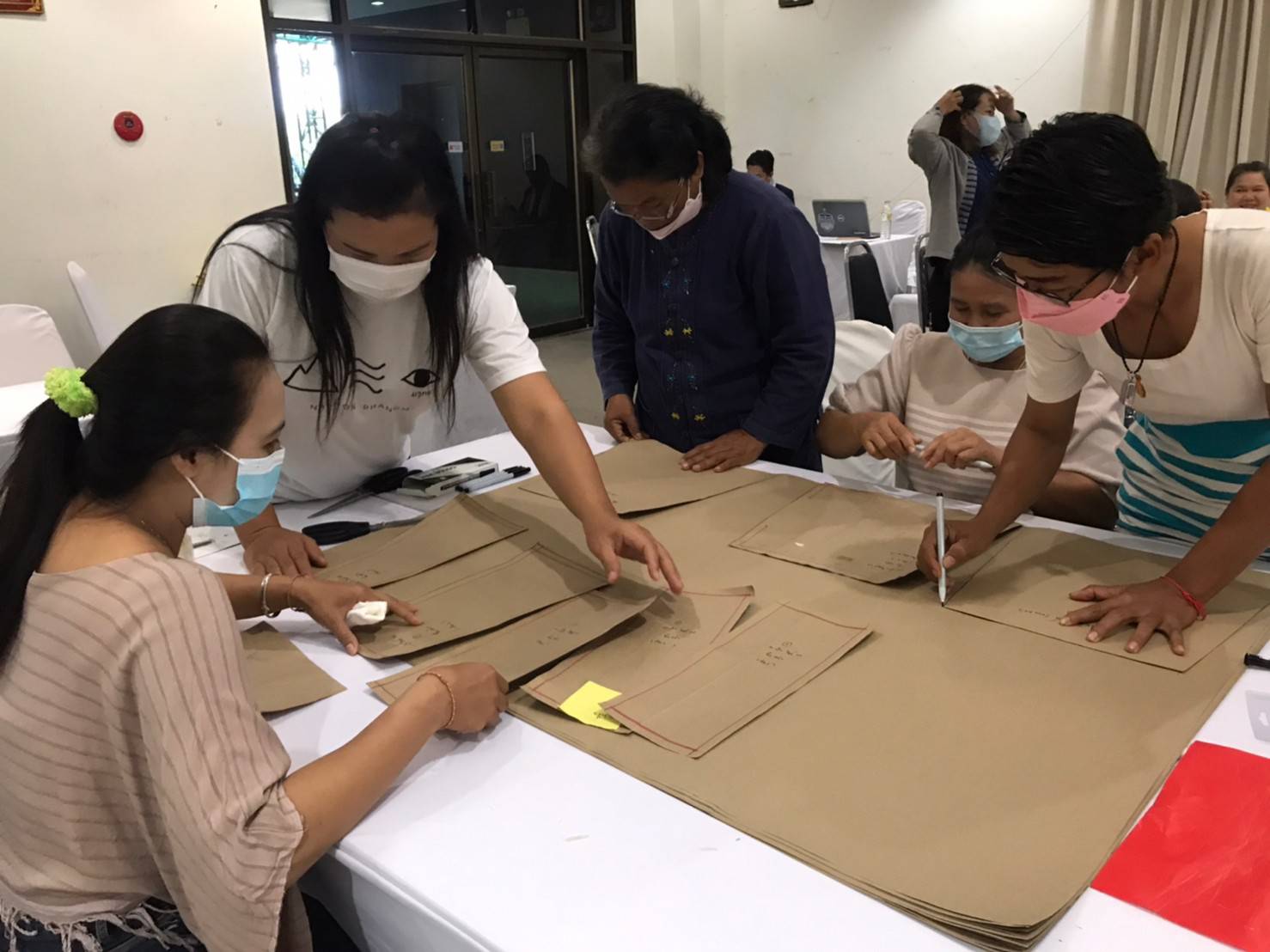 จังหวัดนครพนม สร้างนักออกแบบ นักตัดเย็บมืออาชีพ (Smart Designer) พัฒนาแปรรูปผ้าไทยผ้าพื้นเมือง “ผ้าไทยใส่ให้สนุก ทุกวัน ทุกวัย”