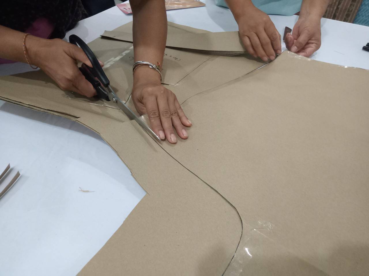 จังหวัดนครพนม สร้างนักออกแบบ นักตัดเย็บมืออาชีพ (Smart Designer) พัฒนาแปรรูปผ้าไทยผ้าพื้นเมือง “ผ้าไทยใส่ให้สนุก ทุกวัน ทุกวัย”
