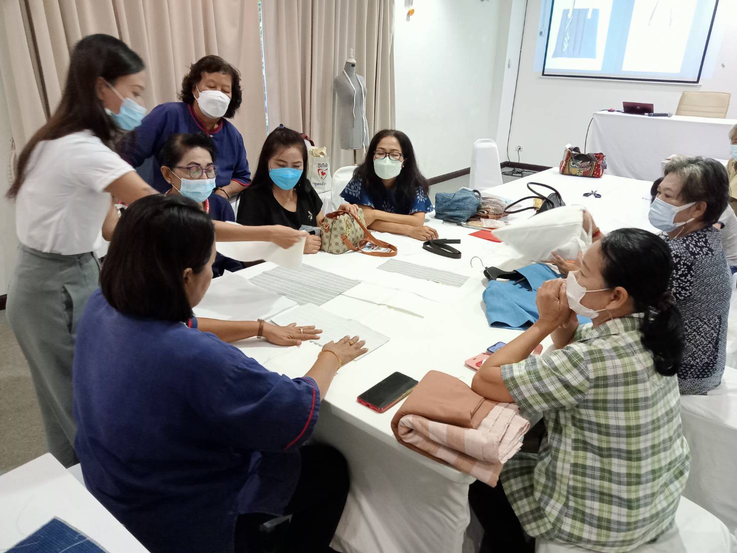 จังหวัดนครพนม สร้างนักออกแบบ นักตัดเย็บมืออาชีพ (Smart Designer) พัฒนาแปรรูปผ้าไทยผ้าพื้นเมือง “ผ้าไทยใส่ให้สนุก ทุกวัน ทุกวัย”