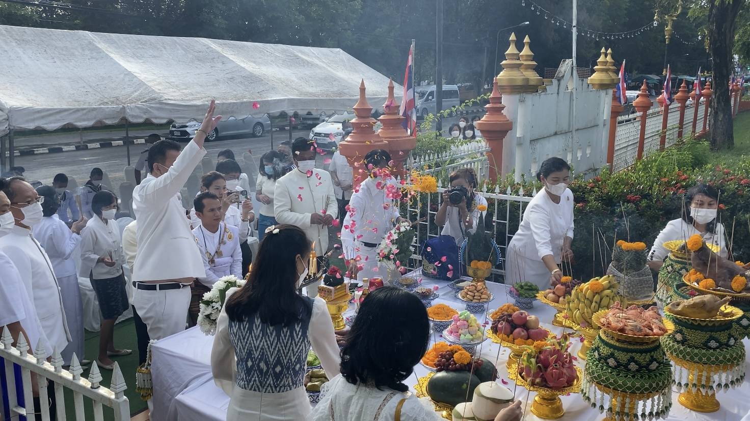 พ่อเมืองนครพนม นำบวงสรวงสิ่งศักดิ์สิทธิ์คู่บ้านคู่เมืองก่อนเริ่มงานประเพณีไหลเรือไฟ 2565