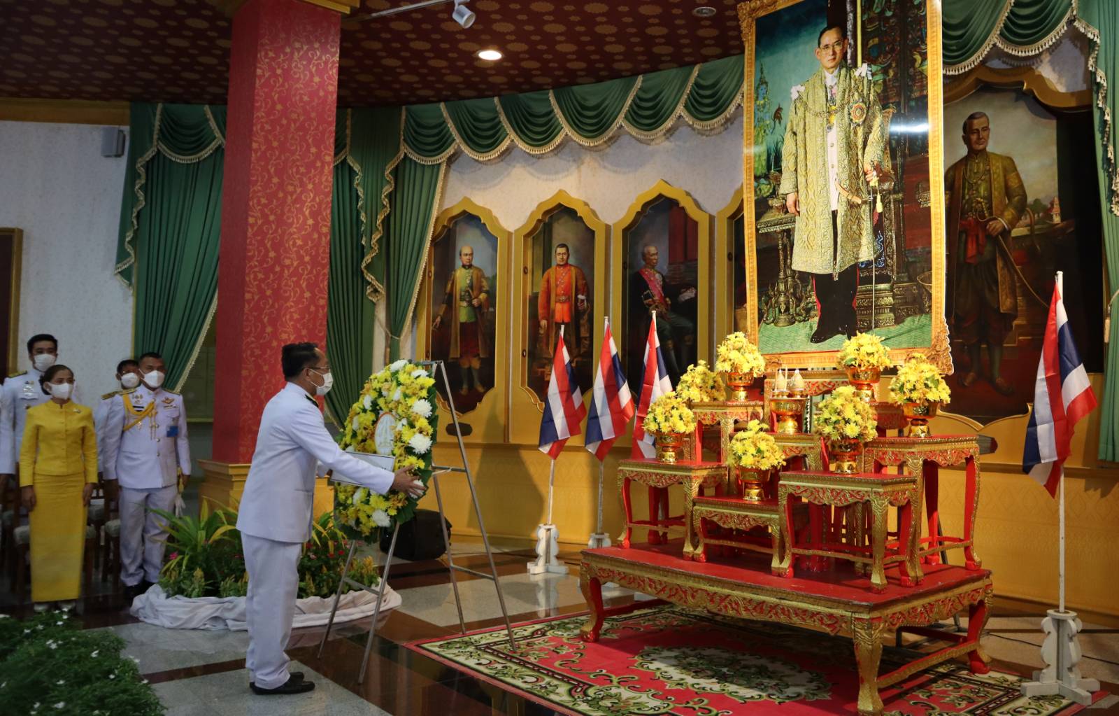 พสกนิกรนครพนม พร้อมใจประกอบพิธีวางพวงมาลาถวายราชสักการะ เนื่องในวันคล้ายวันสวรรคต พระบาทสมเด็จพระบรมชนกาธิเบศร มหาภูมิพลอดุลเดชมหาราช บรมนาถบพิตร 13 ตุลาคม 2565