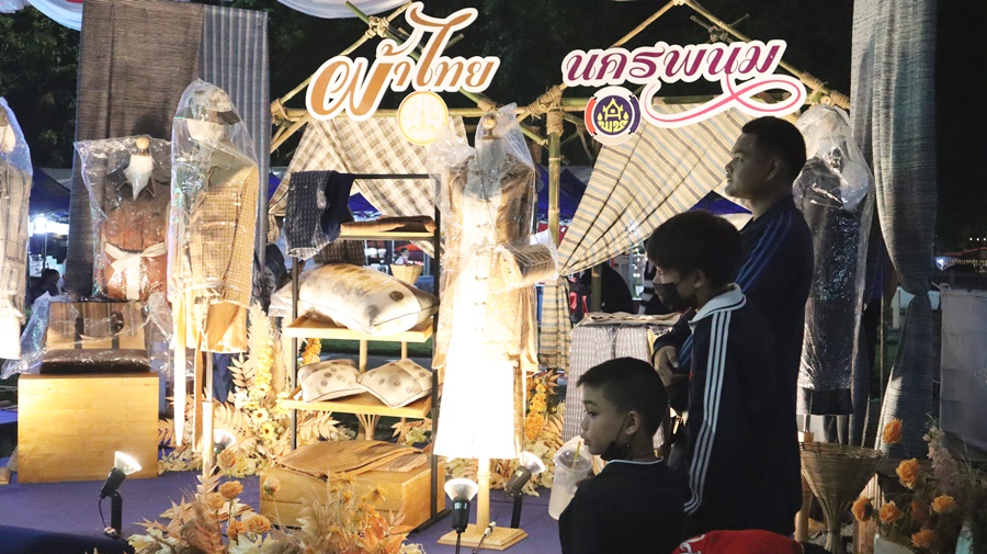 พช.นครพนม เสริมทัพ OTOP งานประเพณีไหลเรือไฟและงานกาชาดจังหวัดนครพนม ประจำปี 2565