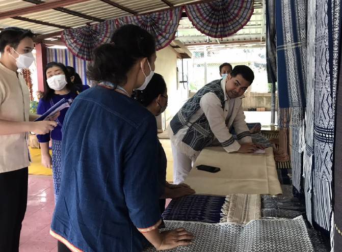 กรมการพัฒนาชุมชน ขับเคลื่อนการสืบสานภูมิปัญญาและองค์ความรู้การย้อมผ้าด้วยสีธรรมชาติในการพัฒนาผลิตภัณฑ์ผ้าไทย พื้นที่จังหวัดนครพนม