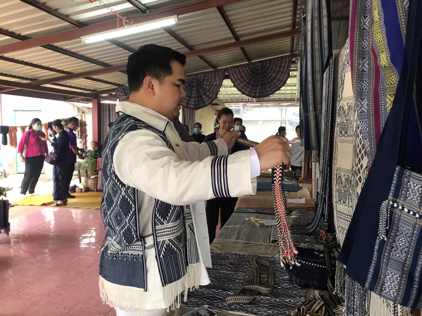 กรมการพัฒนาชุมชน ขับเคลื่อนการสืบสานภูมิปัญญาและองค์ความรู้การย้อมผ้าด้วยสีธรรมชาติในการพัฒนาผลิตภัณฑ์ผ้าไทย พื้นที่จังหวัดนครพนม