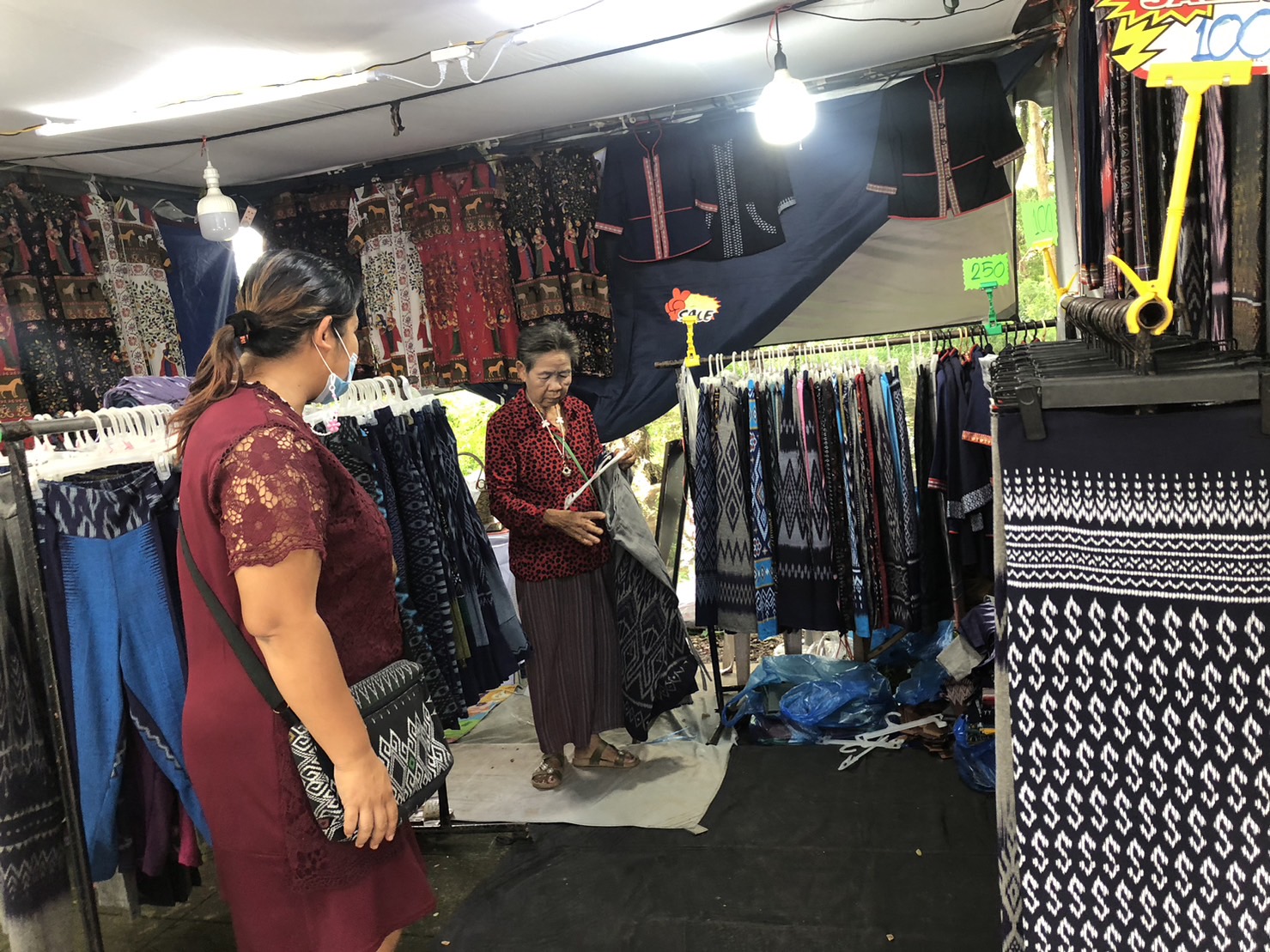 พช.นครพนม เสริมทัพ OTOP งานประเพณีไหลเรือไฟและงานกาชาดจังหวัดนครพนม ประจำปี 2565