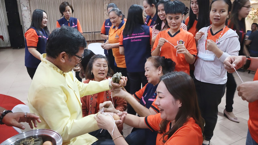 พช.นครพนม จัดกิจกรรม “ร้อยความรัก ถักทอใจ สานสายใย มุทิตา” ในการแสดงความยินดีแด่ข้าราชการที่เกษียณอายุราชการและลาออกจากราชการ