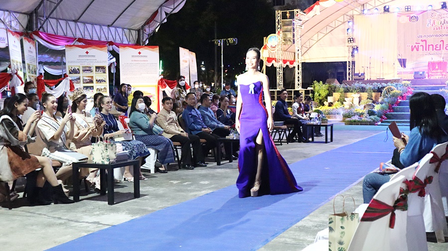 พช.นครพนม จัดประกวดเดินแบบชุดแต่งกาย “ผ้าไทยใส่ให้สนุก” กิจกรรม “ร้อยหลาก พรรณราย ผ้าไทยนครพนม” ในงานประเพณีไหลเรือไฟและงานกาชาดจังหวัดนครพนม ประจำปี 2565