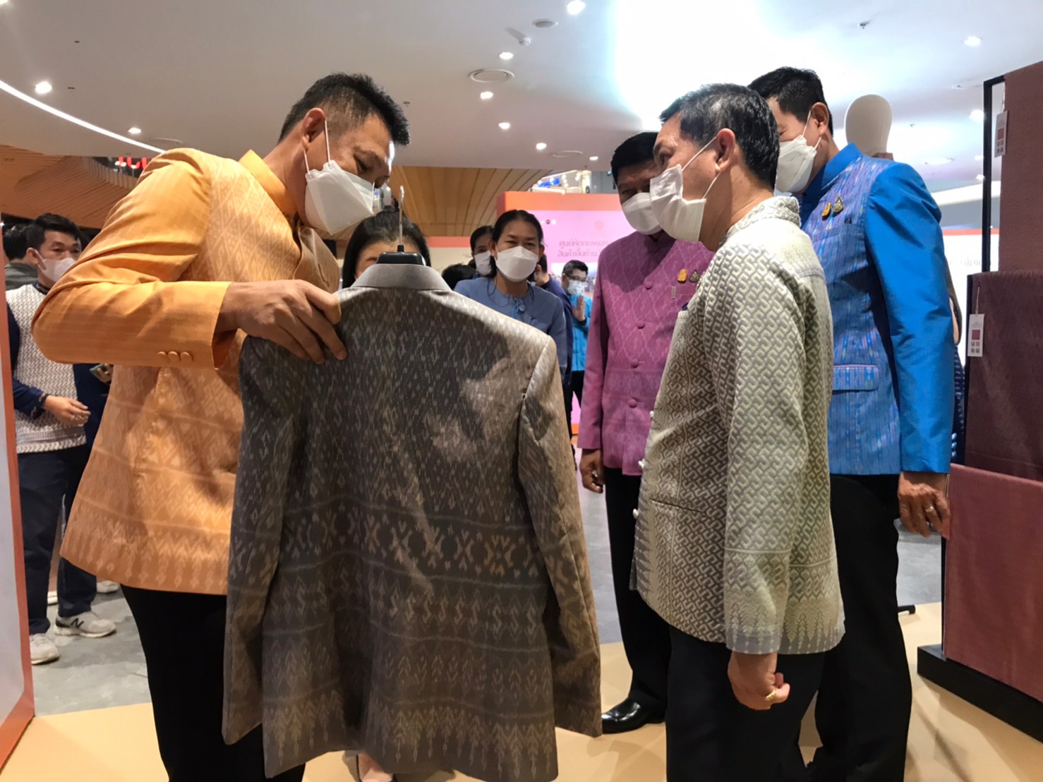 กรมการพัฒนาชุมชน จัดนิทรรศการโครงการสืบสานพระราชปณิธาน “นาหว้าโมเดล” ในโอกาสครบ 50 ปี โครงการศิลปาชีพ “การพัฒนาชุมชนต้นแบบการทอผ้าและการพัฒนาผลิตภัณฑ์ผ้าชุมชนบ้านนาหว้า” ส่งเสริมผ้าไทยมีความร่วมสมัยสู่สากล