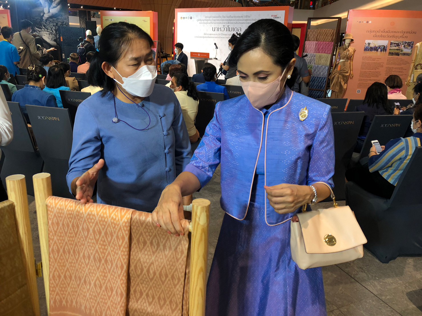 กรมการพัฒนาชุมชน จัดนิทรรศการโครงการสืบสานพระราชปณิธาน “นาหว้าโมเดล” ในโอกาสครบ 50 ปี โครงการศิลปาชีพ “การพัฒนาชุมชนต้นแบบการทอผ้าและการพัฒนาผลิตภัณฑ์ผ้าชุมชนบ้านนาหว้า” ส่งเสริมผ้าไทยมีความร่วมสมัยสู่สากล