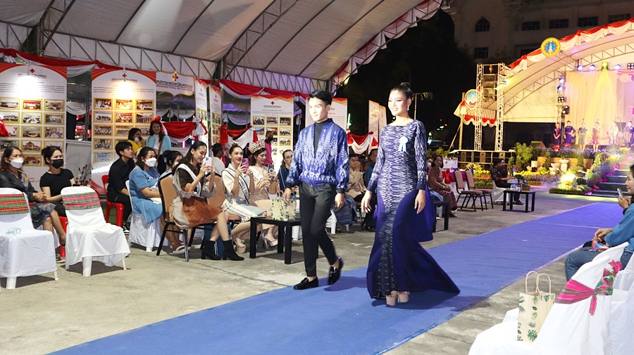 พช.นครพนม จัดประกวดเดินแบบชุดแต่งกาย “ผ้าไทยใส่ให้สนุก” กิจกรรม “ร้อยหลาก พรรณราย ผ้าไทยนครพนม” ในงานประเพณีไหลเรือไฟและงานกาชาดจังหวัดนครพนม ประจำปี 2565