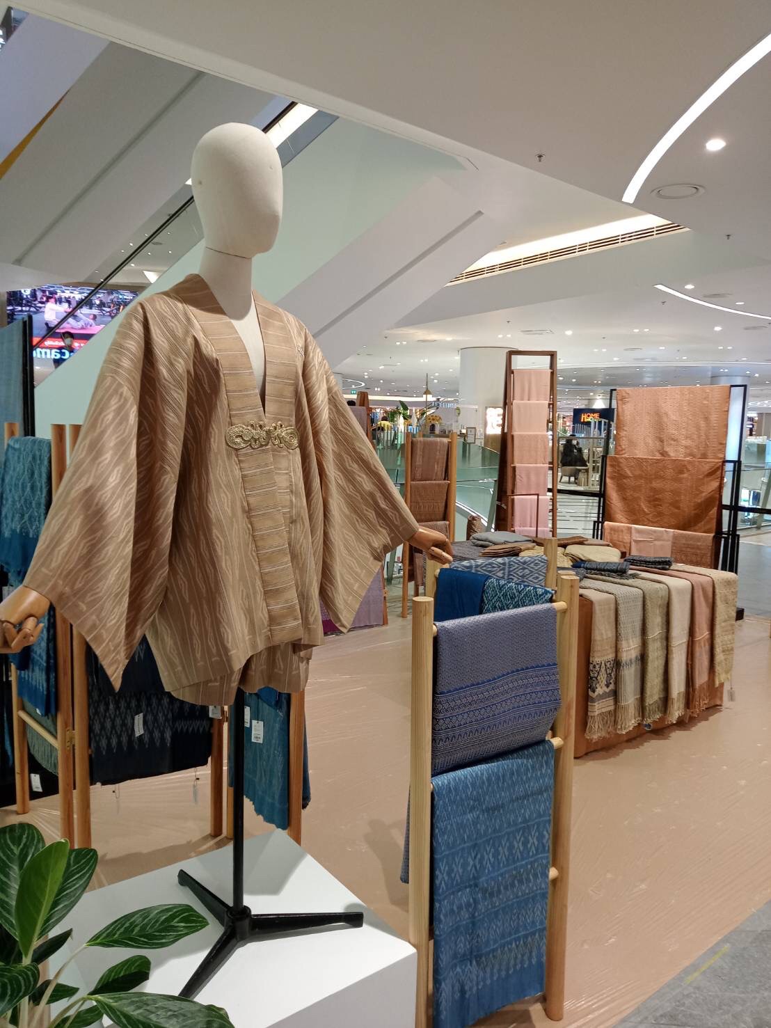 กรมการพัฒนาชุมชน จัดนิทรรศการโครงการสืบสานพระราชปณิธาน “นาหว้าโมเดล” ในโอกาสครบ 50 ปี โครงการศิลปาชีพ “การพัฒนาชุมชนต้นแบบการทอผ้าและการพัฒนาผลิตภัณฑ์ผ้าชุมชนบ้านนาหว้า” ส่งเสริมผ้าไทยมีความร่วมสมัยสู่สากล