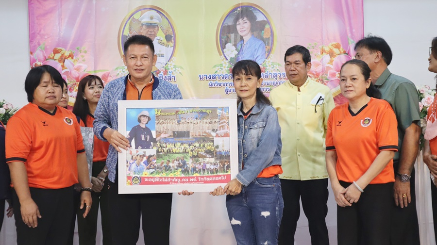 พช.นครพนม จัดกิจกรรม “ร้อยความรัก ถักทอใจ สานสายใย มุทิตา” ในการแสดงความยินดีแด่ข้าราชการที่เกษียณอายุราชการและลาออกจากราชการ