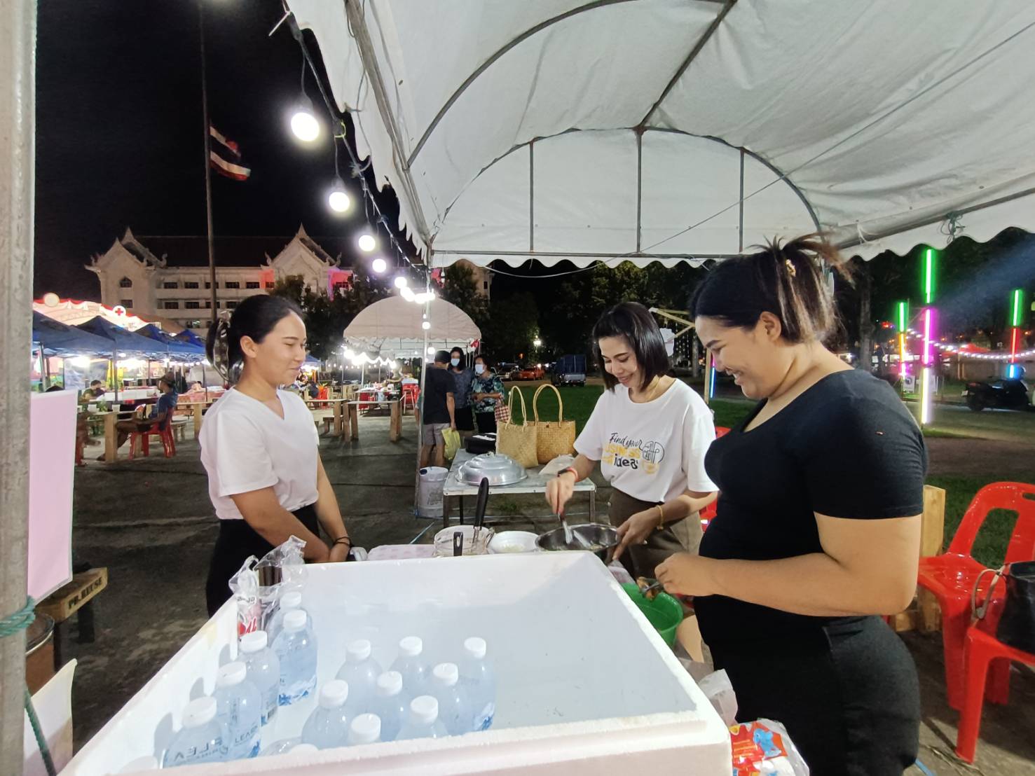 พช.นครพนม เสริมทัพ OTOP งานประเพณีไหลเรือไฟและงานกาชาดจังหวัดนครพนม ประจำปี 2565