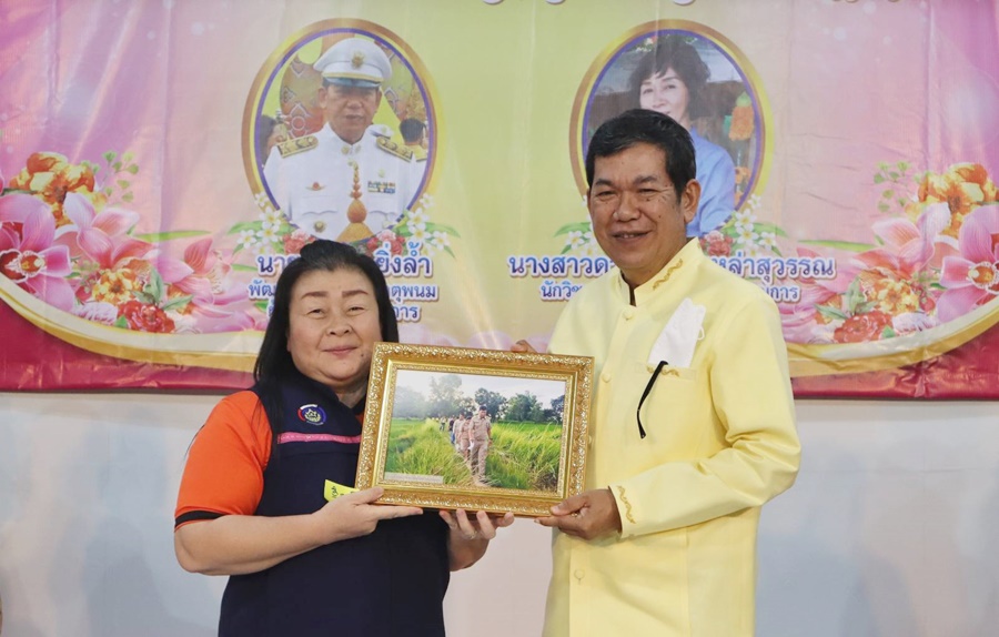 พช.นครพนม จัดกิจกรรม “ร้อยความรัก ถักทอใจ สานสายใย มุทิตา” ในการแสดงความยินดีแด่ข้าราชการที่เกษียณอายุราชการและลาออกจากราชการ