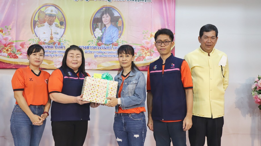 พช.นครพนม จัดกิจกรรม “ร้อยความรัก ถักทอใจ สานสายใย มุทิตา” ในการแสดงความยินดีแด่ข้าราชการที่เกษียณอายุราชการและลาออกจากราชการ