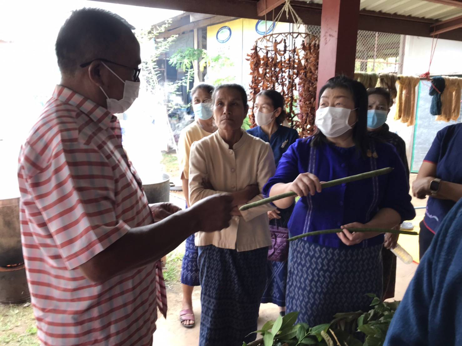 กรมการพัฒนาชุมชน ขับเคลื่อนการสืบสานภูมิปัญญาและองค์ความรู้การย้อมผ้าด้วยสีธรรมชาติในการพัฒนาผลิตภัณฑ์ผ้าไทย พื้นที่จังหวัดนครพนม