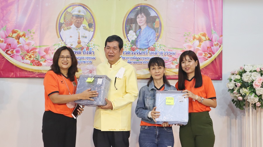 พช.นครพนม จัดกิจกรรม “ร้อยความรัก ถักทอใจ สานสายใย มุทิตา” ในการแสดงความยินดีแด่ข้าราชการที่เกษียณอายุราชการและลาออกจากราชการ