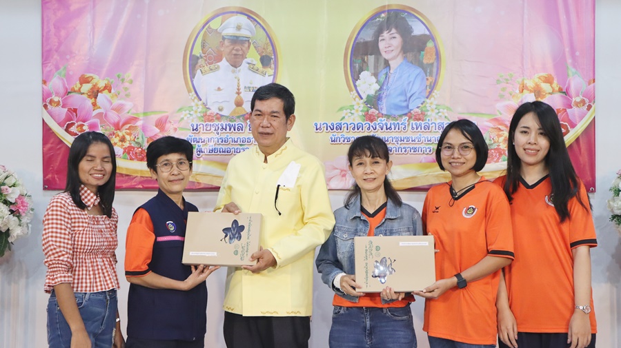 พช.นครพนม จัดกิจกรรม “ร้อยความรัก ถักทอใจ สานสายใย มุทิตา” ในการแสดงความยินดีแด่ข้าราชการที่เกษียณอายุราชการและลาออกจากราชการ