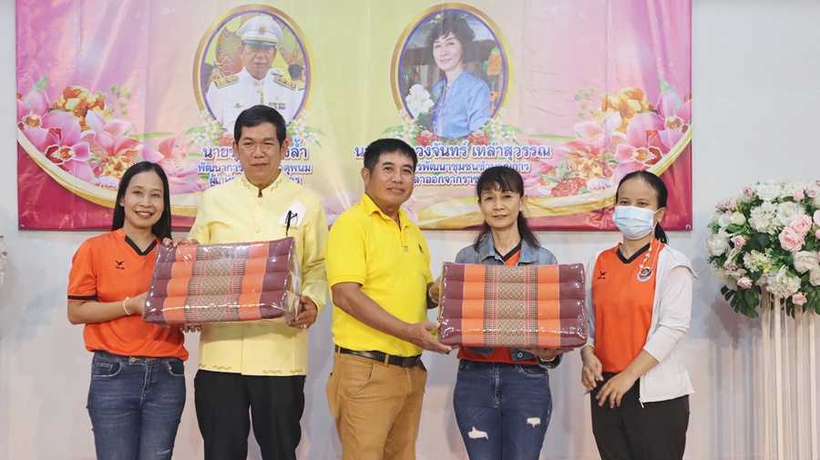 พช.นครพนม จัดกิจกรรม “ร้อยความรัก ถักทอใจ สานสายใย มุทิตา” ในการแสดงความยินดีแด่ข้าราชการที่เกษียณอายุราชการและลาออกจากราชการ