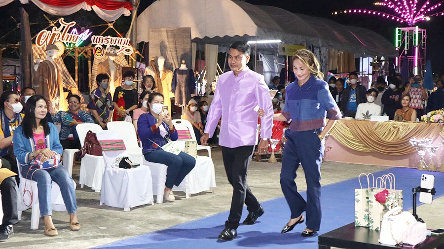 พช.นครพนม จัดประกวดเดินแบบชุดแต่งกาย “ผ้าไทยใส่ให้สนุก” กิจกรรม “ร้อยหลาก พรรณราย ผ้าไทยนครพนม” ในงานประเพณีไหลเรือไฟและงานกาชาดจังหวัดนครพนม ประจำปี 2565
